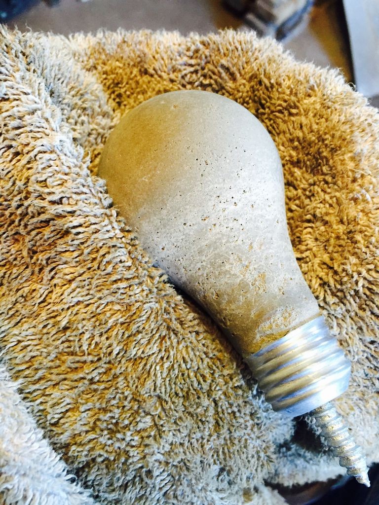 Необычная вешалка из бетонных лампочек - фото 13