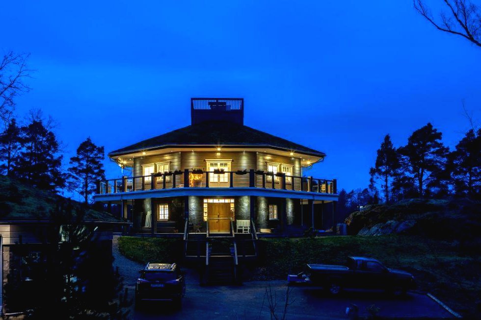 Необычный восьмиугольный бревенчатый дом - фото 19