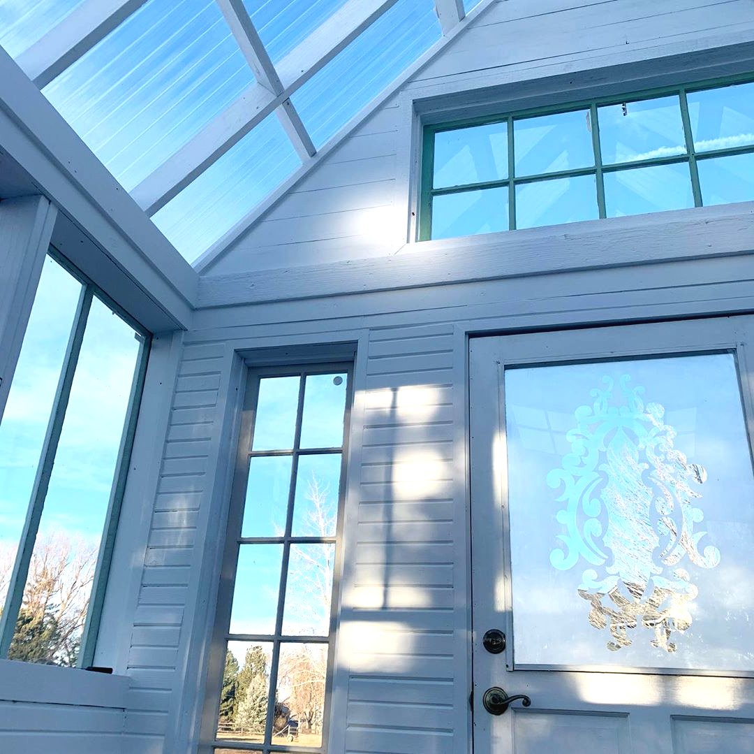 Оригинальная оранжерея из старых стекол - фото 12