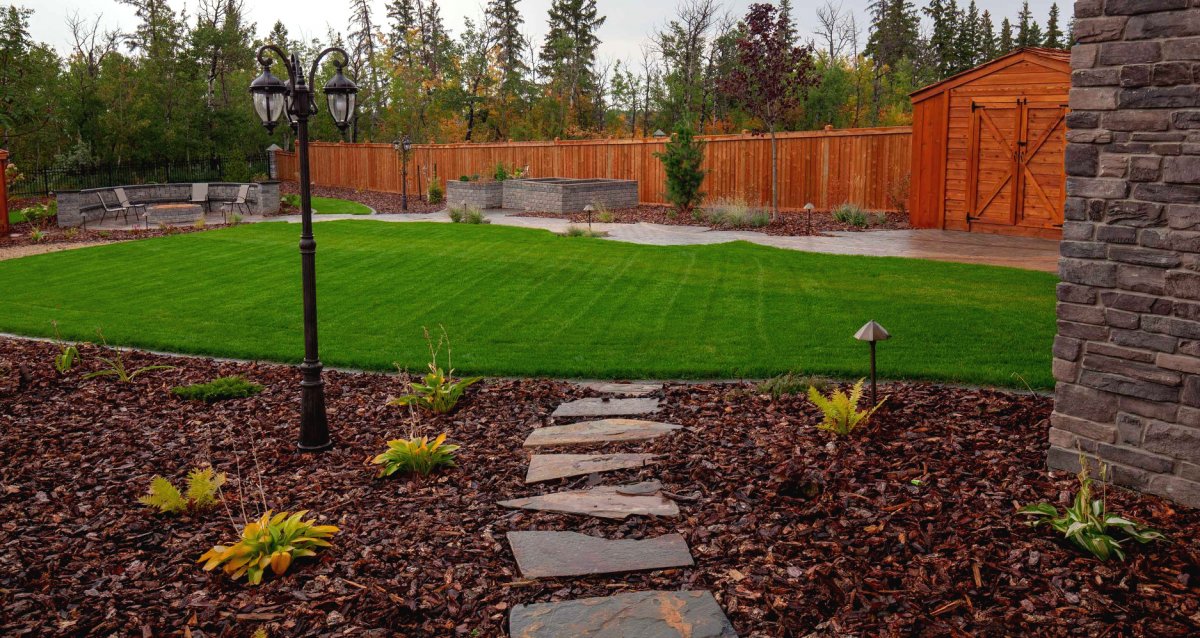 Ландшафтный дизайн участка перед домом - фото 6