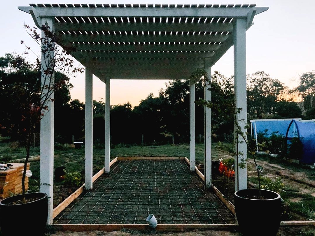 Красивая беседка из дерева для дачи - фото 5