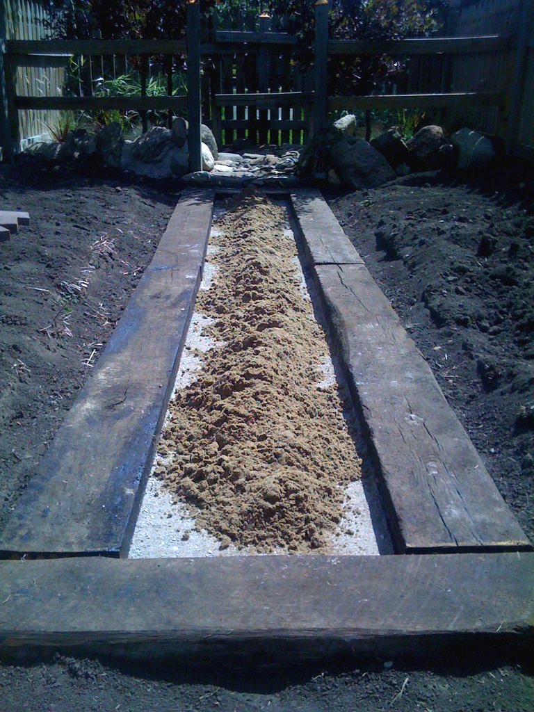 Садовая дорожка из кирпичей - фото 11