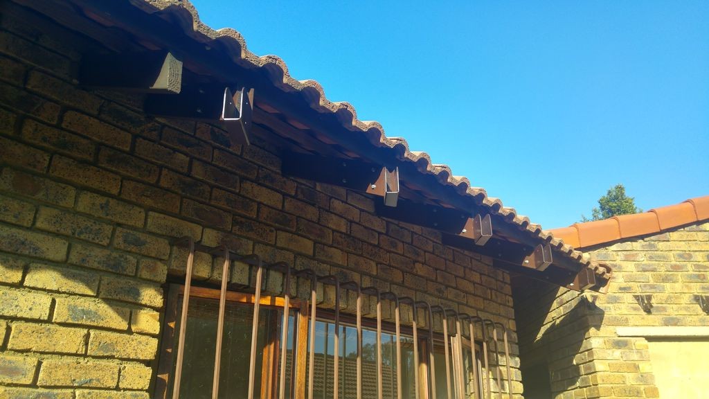 Интересная  летняя кухня под беседкой из перголы - фото 19