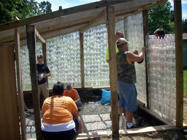 Парниковая теплица из пластиковых бутылок - фото 5