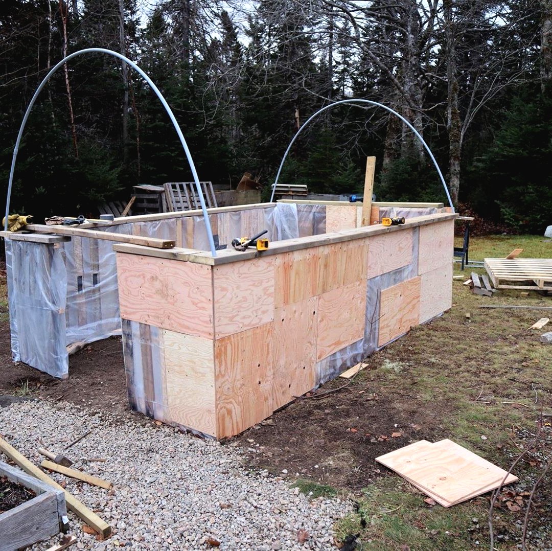 Необычная теплица с парниками из поддонов - фото 8