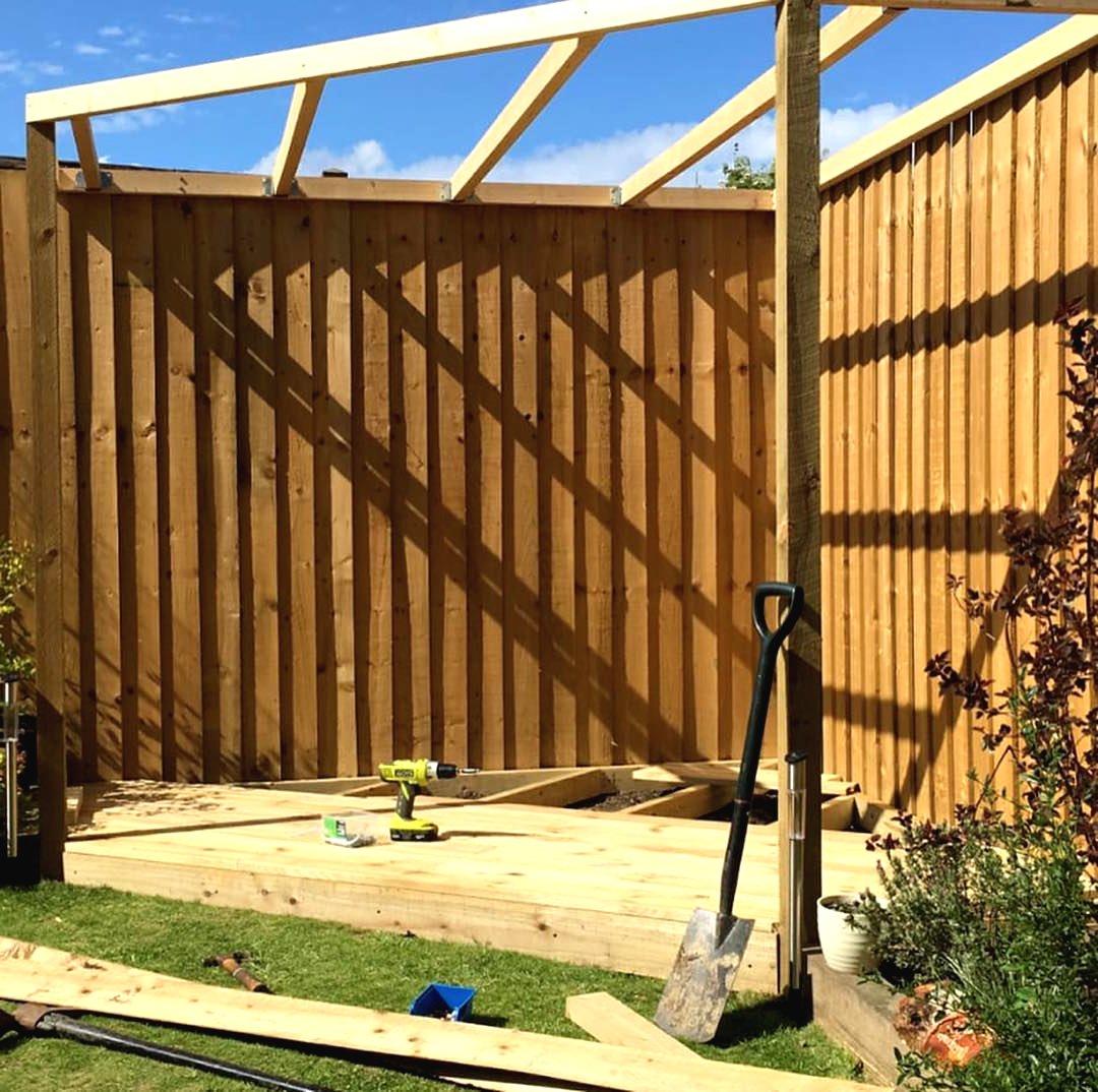 Красивая угловая беседка из дерева - фото 6