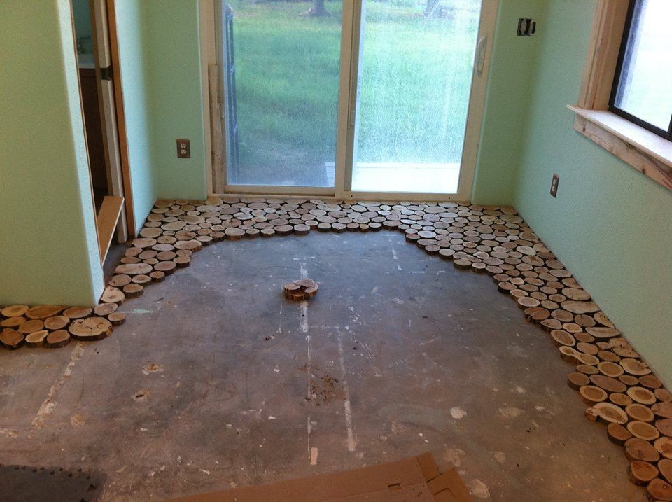 Наливной пол из круглых спилов дерева - фото 2