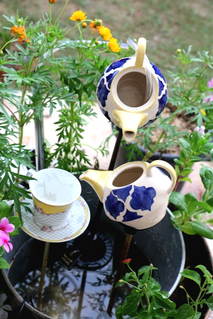 Необычный фонтан сделанный из посуды - фото 3