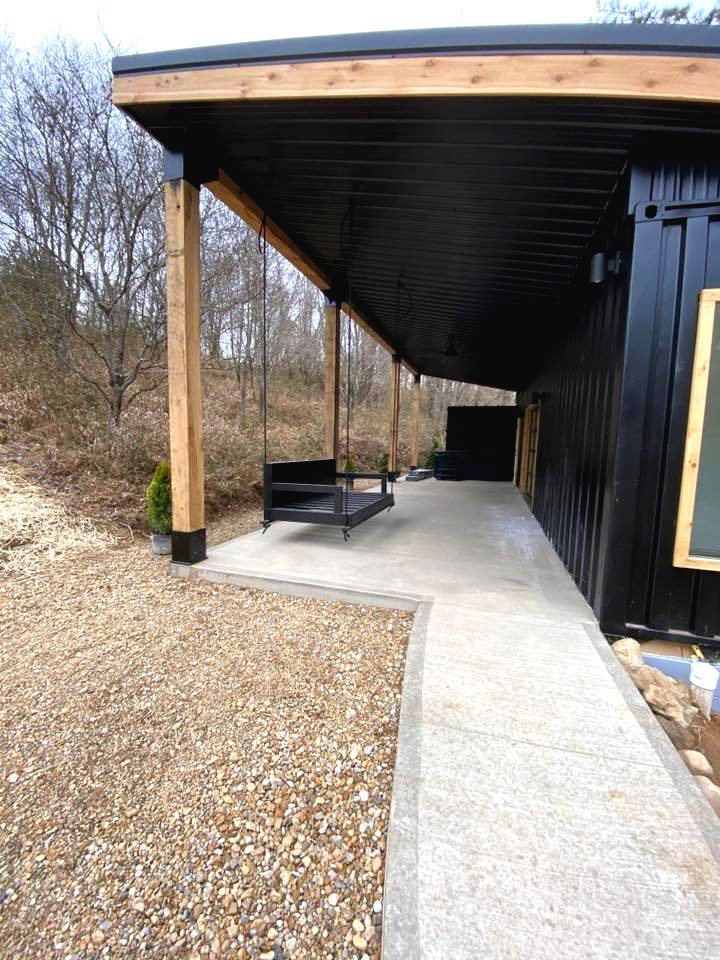 Интересный дом из морского контейнера - фото 21