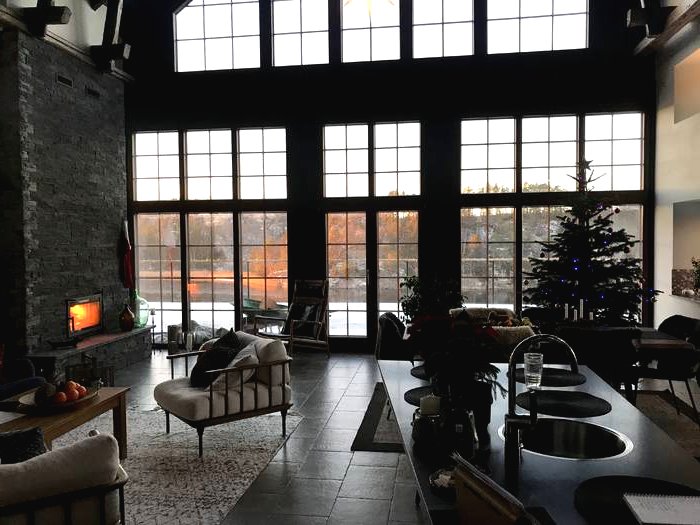 Необычный дом с видом на озеро - фото 47