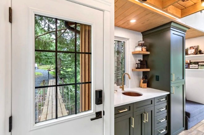 Необычный домик из дерева для дачи - фото 9