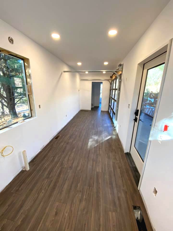 Интересный дом из морского контейнера - фото 18