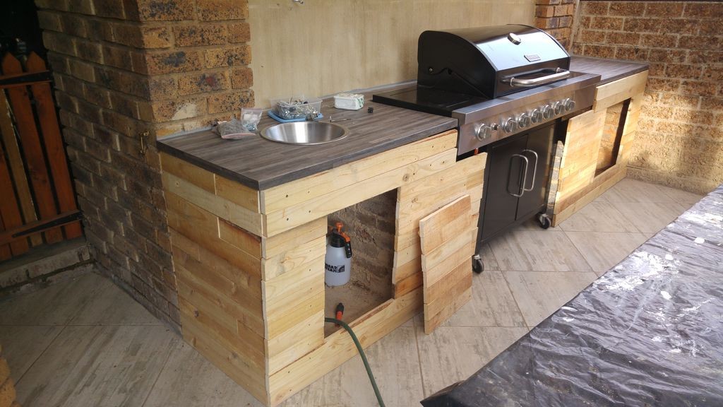 Интересная  летняя кухня под беседкой из перголы - фото 34