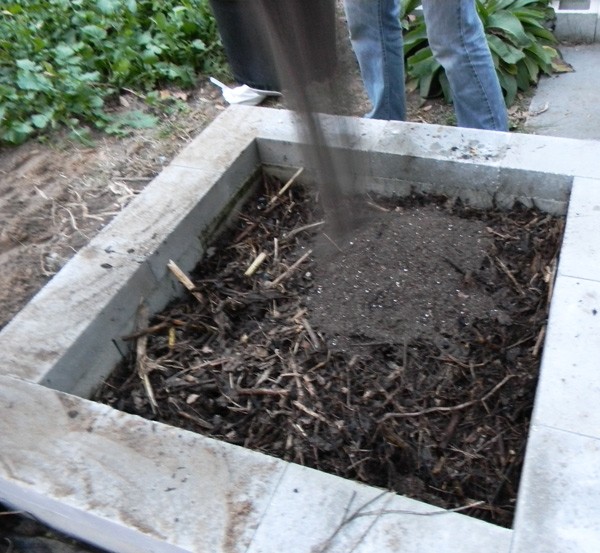 Интересная грядка из шлакоблока и мозаичной плитки - фото 9