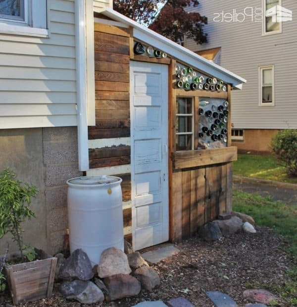 Теплица из поддонов и бутылок - фото 4