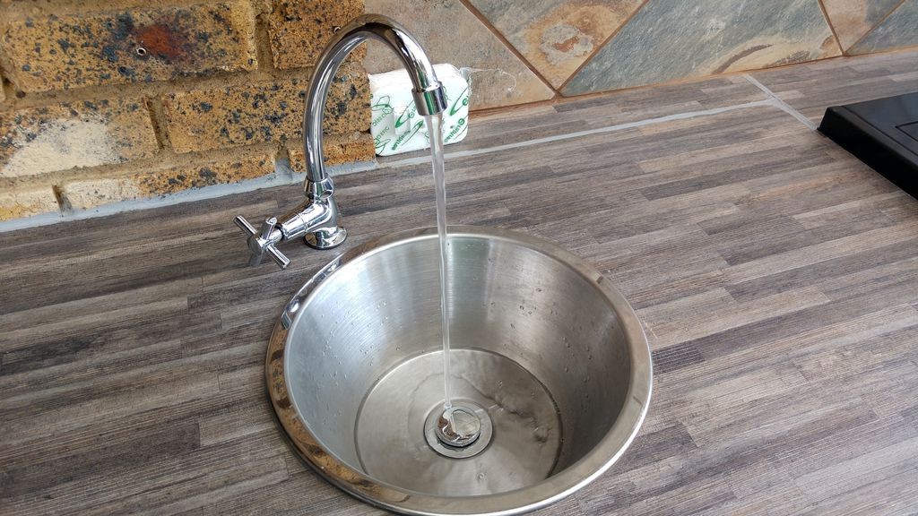 Интересная  летняя кухня под беседкой из перголы - фото 37