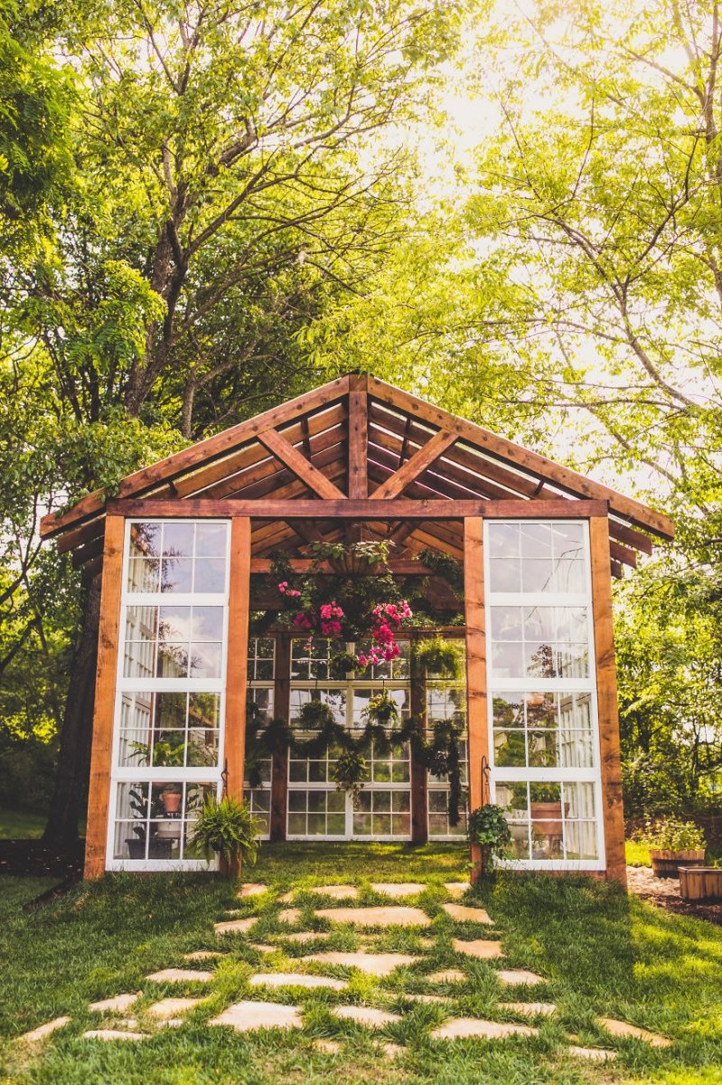 Удивительная оранжерея из старых окон - фото 27