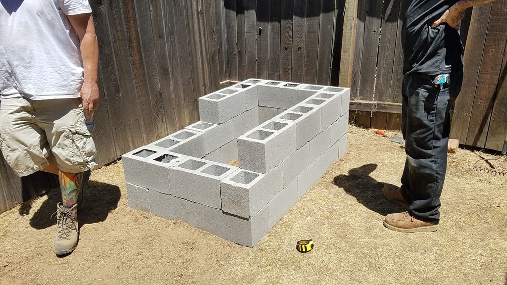 Оригинальная коптильня из шлакоблоков - фото 7