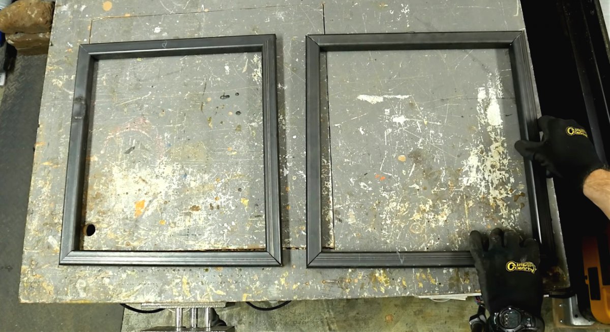 Как сделать скамью из бревна с местом для хранения - фото 20