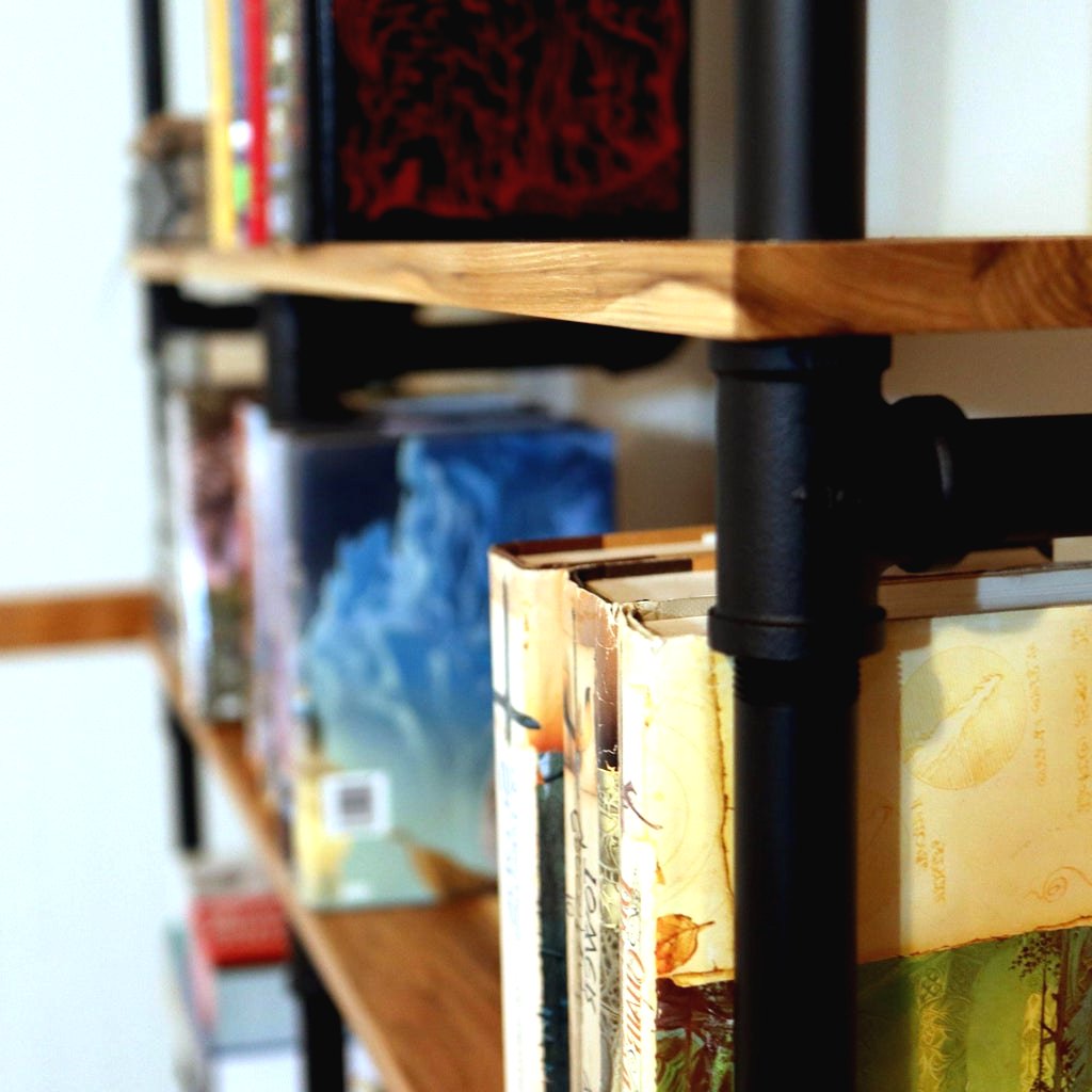 Книжная полка своими руками из дерева  и труб - фото 2