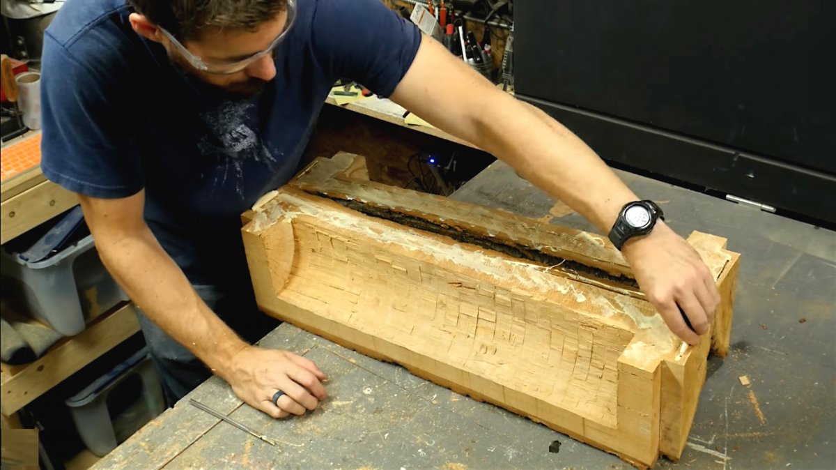 Как сделать скамью из бревна с местом для хранения - фото 17