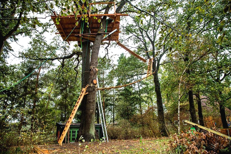 Оригинальный домик на дереве - фото 27
