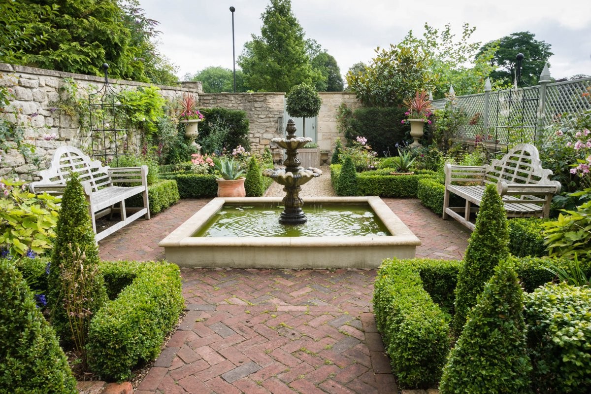 Сад с фонтаном - фото