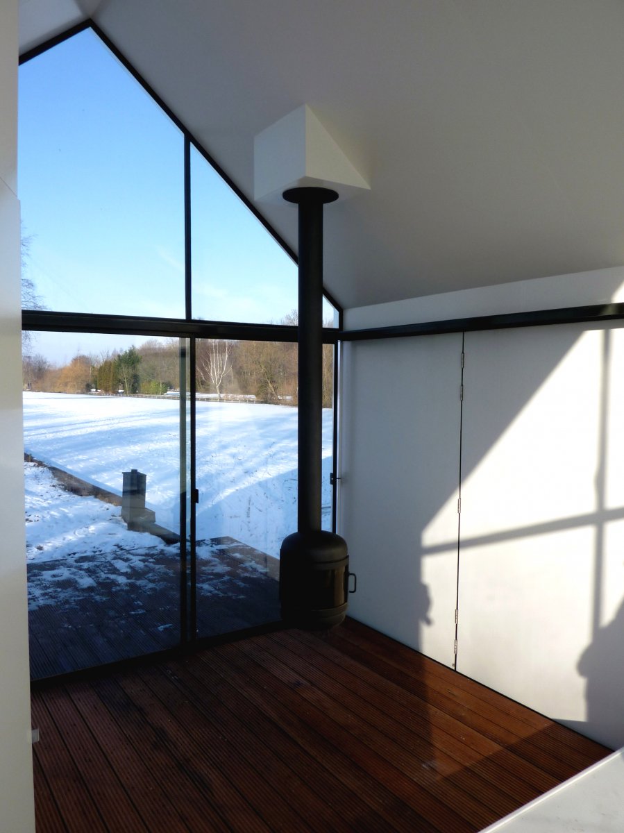 Деревянный дом на берегу реки или озера - фото 8