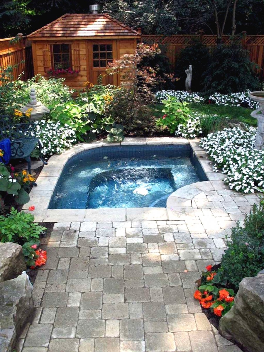 Маленький бассейн в саду - фото