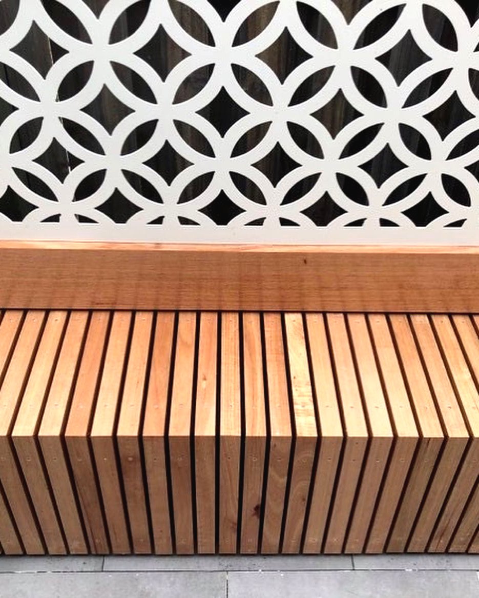 Необычное ограждение между забором и домом - фото 5