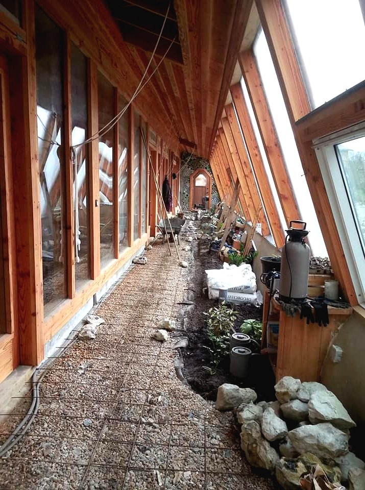 Дом из автопокрышек и стеклянных бутылок - фото 10