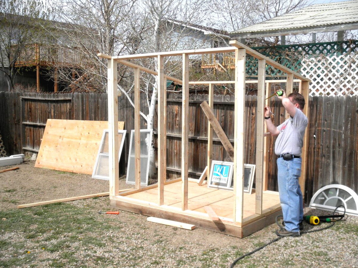 Небольшой садовый домик из поддонов - фото 4