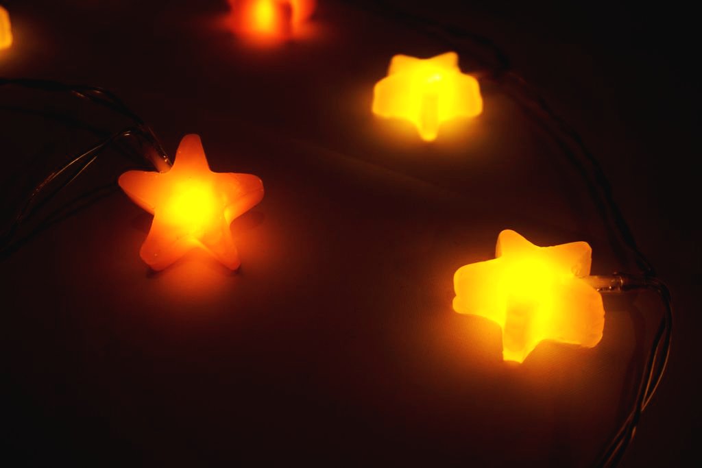 Новогодняя гирлянда с помощью горячего клея - фото 9