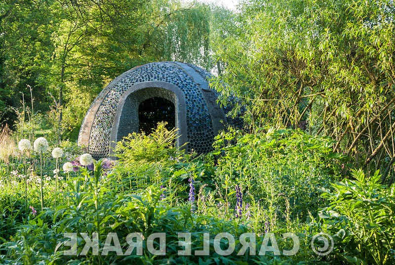 Сад в котором иглу из пустых бутылок вина - фото 8