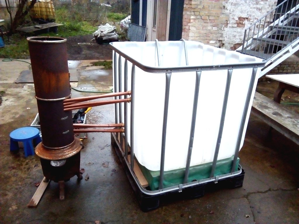 Как из пластикового бака смастерить горячую ванну - фото 17