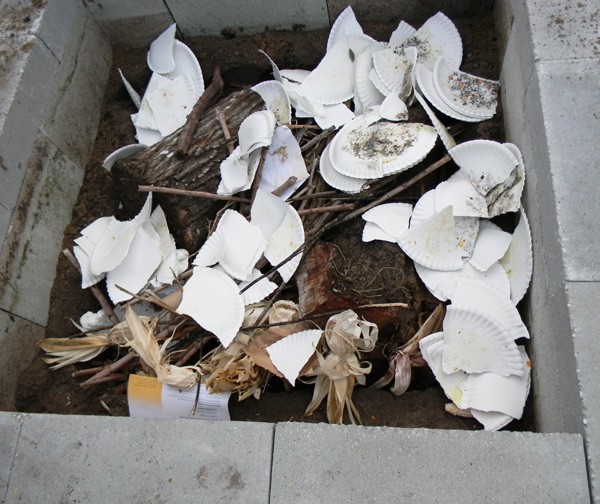 Интересная грядка из шлакоблока и мозаичной плитки - фото 5