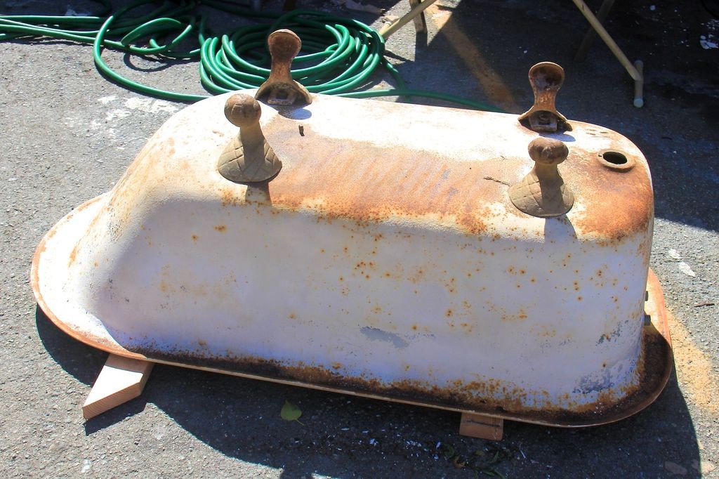 Оригинальная кушетка из старой ванны - фото 3