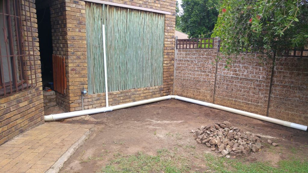 Интересная  летняя кухня под беседкой из перголы - фото 7