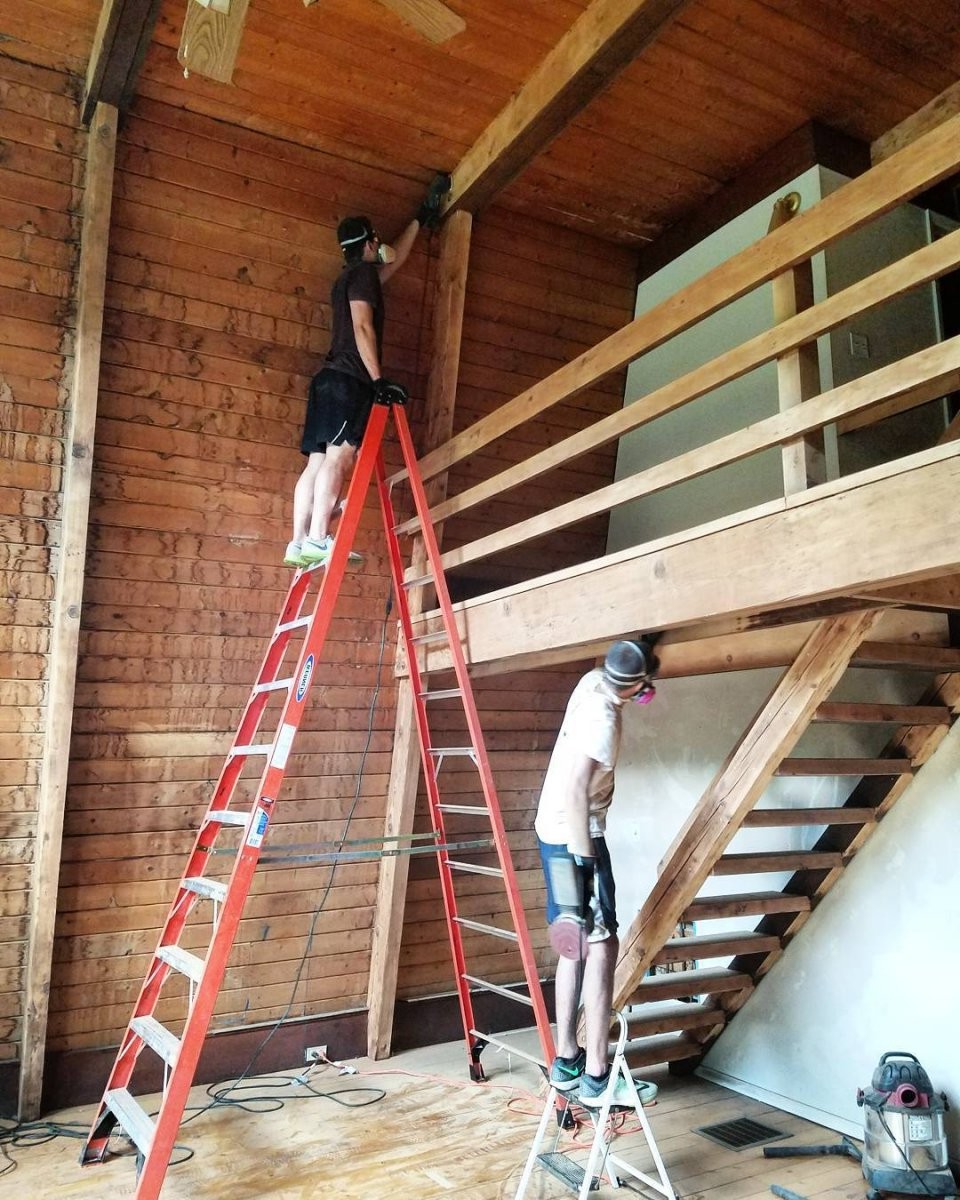 Двухэтажный дом с большими окнами - фото 18