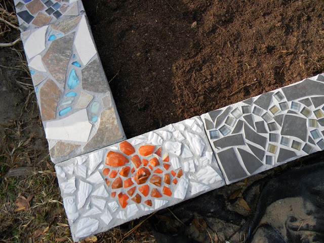 Интересная грядка из шлакоблока и мозаичной плитки - фото 12