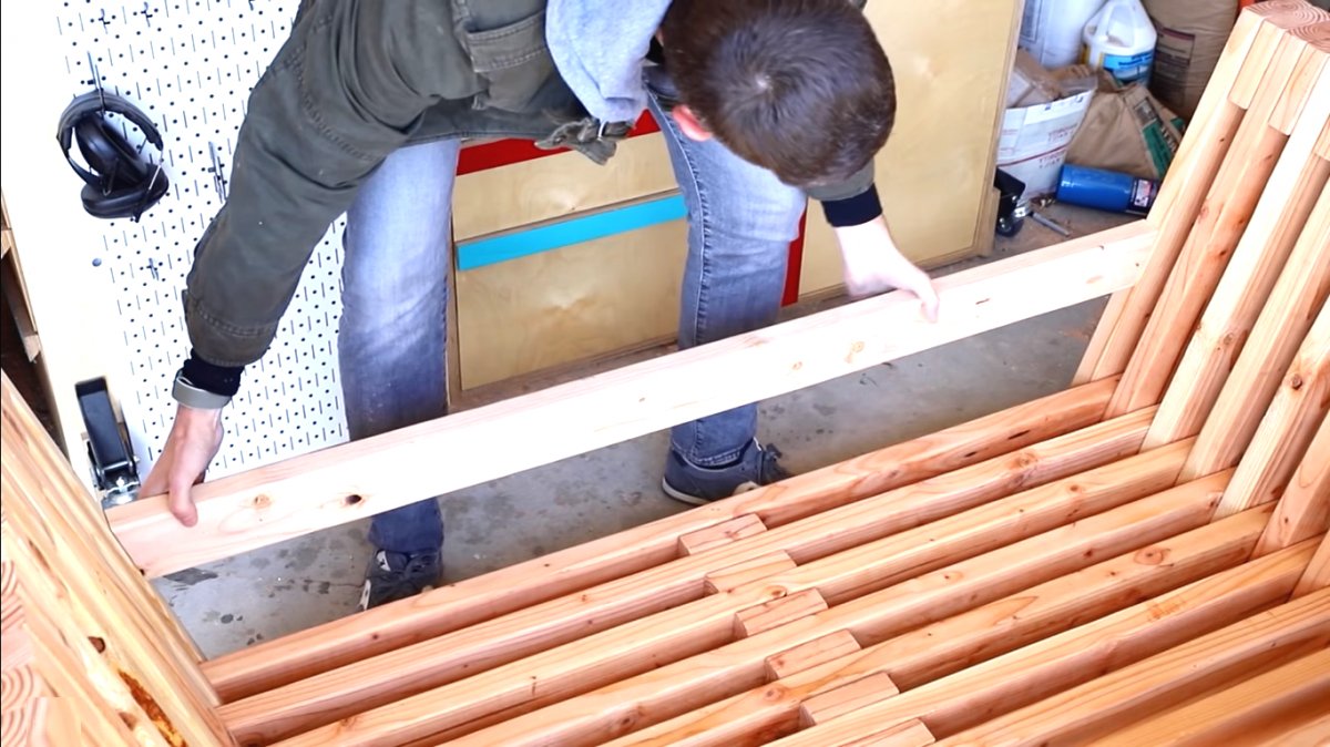 Деревянный диван для дачи - фото 9