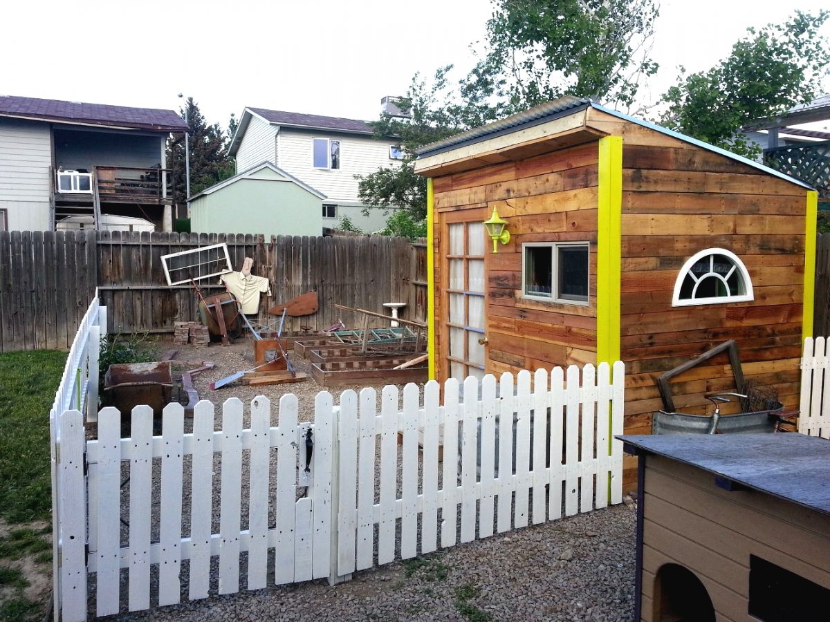 Небольшой садовый домик из поддонов - фото 17