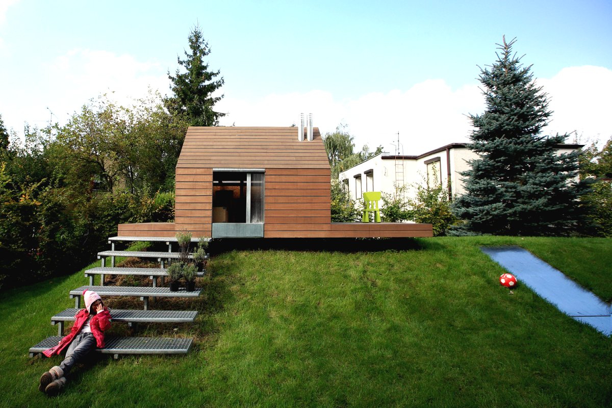 Очень необычный игровой детский домик из дерева - фото 7