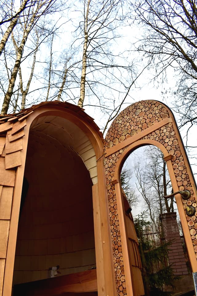 Оригинальная баня из дранки - фото 5