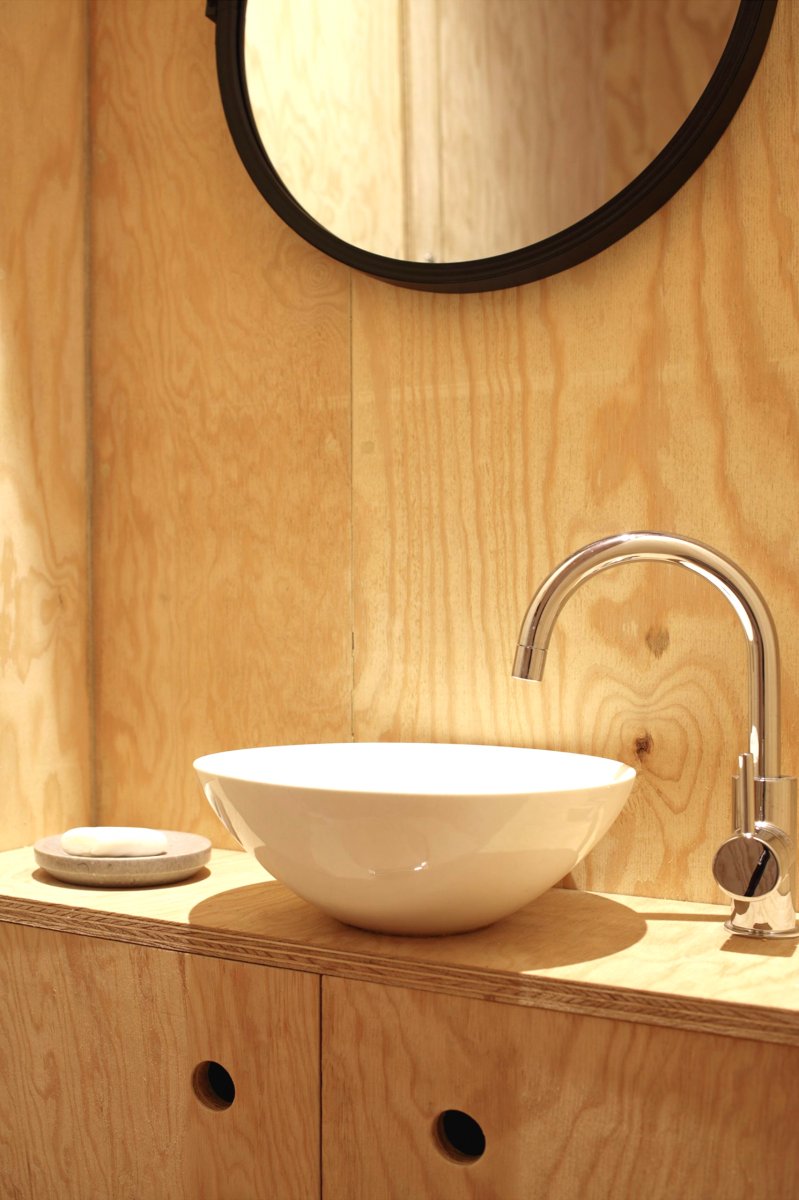 Небольшой одноэтажный дом в 22 кв м из дерева - фото 13