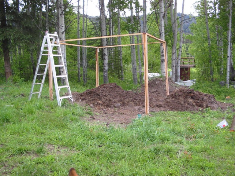 Простая теплица из дерева и полиэтилена  - фото 3