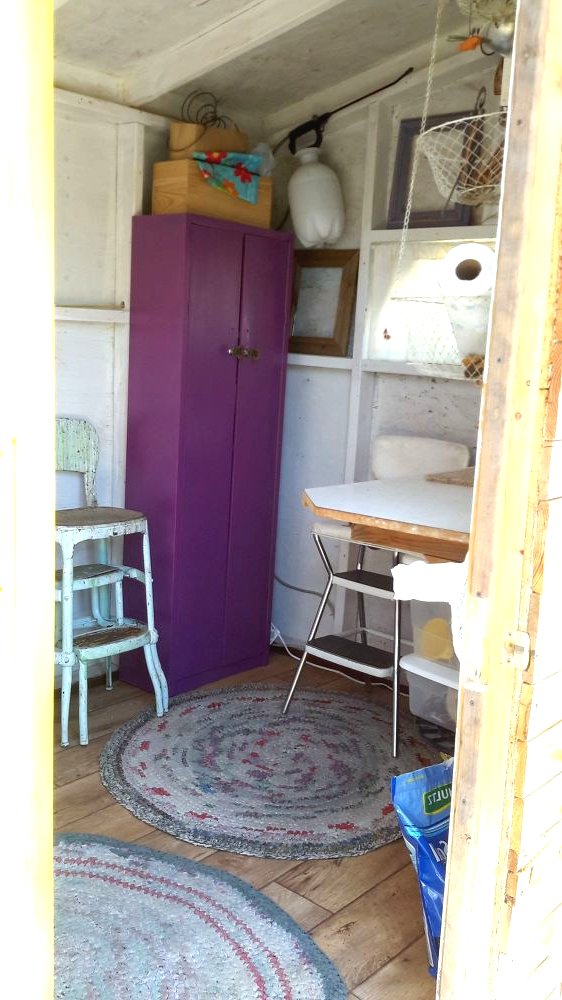 Небольшой садовый домик из поддонов - фото 14