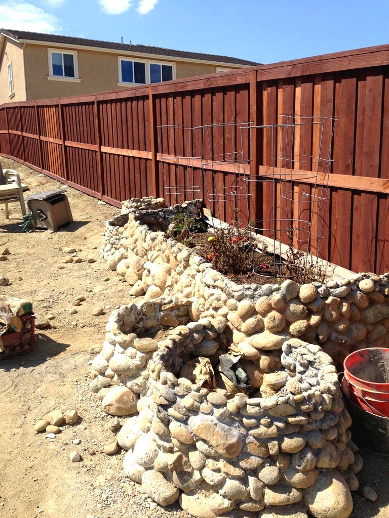 Простая клумба из камней - фото 6