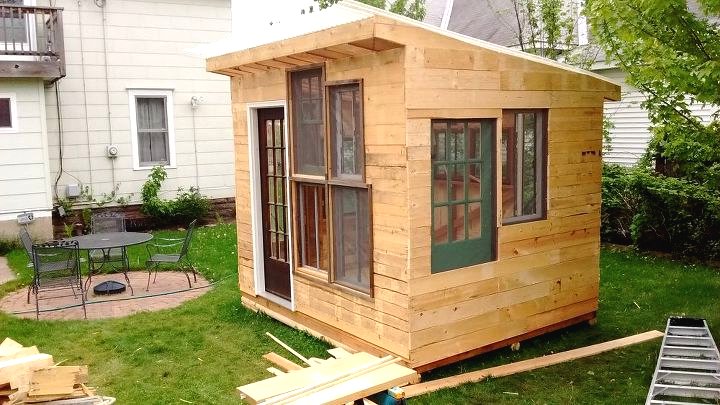 Садовая беседка из старых окон - фото 13