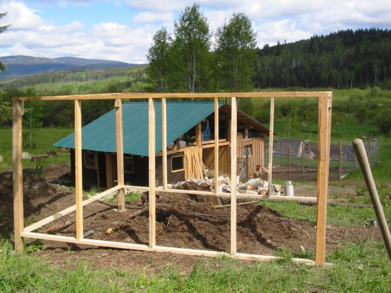 Простая теплица из дерева и полиэтилена  - фото 4